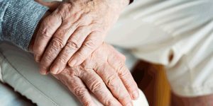 cardiopatías personas mayores cuidadora anciano