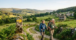 Camino de Santiago para personas mayores: peregrinos seniors caminando por la ruta jacobea