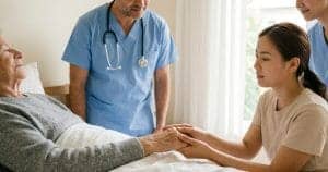 Hospitalización en personas mayores: paciente anciano atendido por personal sanitario