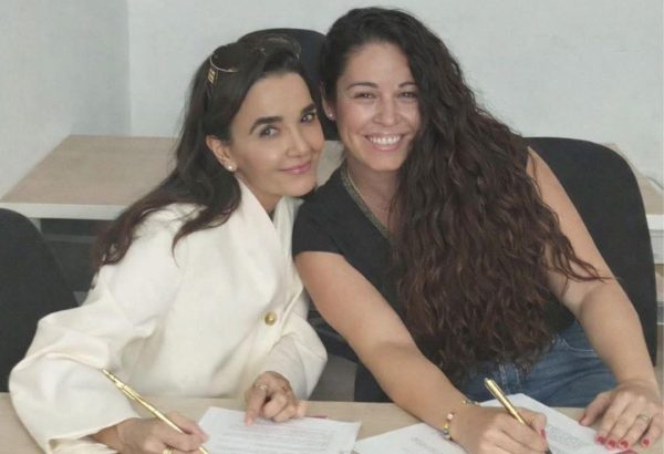 Firma de la primera franquicia de Cuidamos Mundi, Cuidamos Alicante, con Gema y Silvia